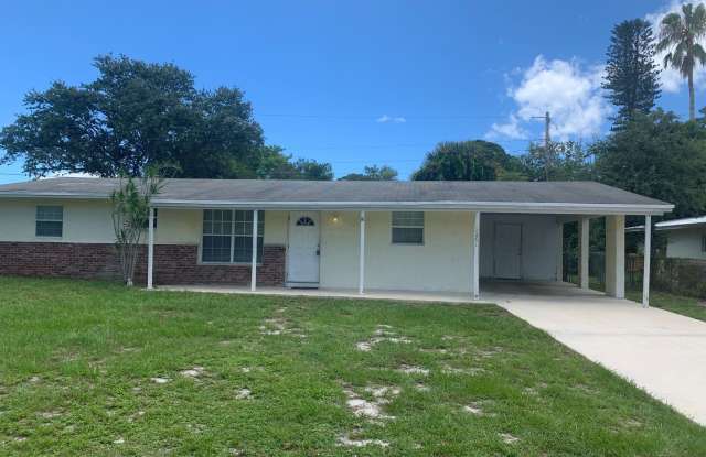 Easy access to the Beach in Jensen Beach 3/2 with carport - 2661 Northeast Savannah Road, Jensen Beach, FL 34957