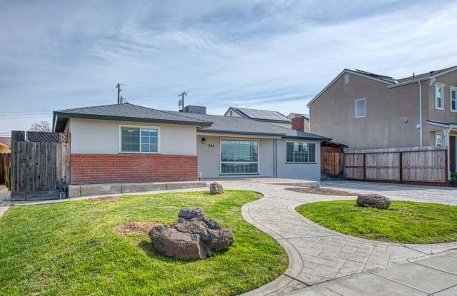 Adorable 3 BR 1 BA Home In A Well Desired Clovis Neighborhood - **SPECIAL-HALF OFF SECOND MONTH RENT** Gallery 3