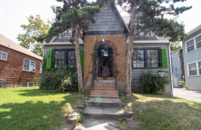 Charming 3 bed | 2 bath home in the heart of downtown! Gallery 3