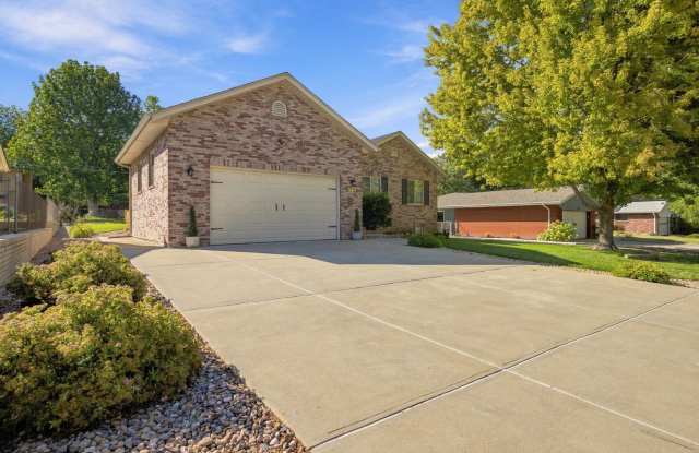 Spacious Golden Ranch Home with Large Garage & Basement Gallery 3