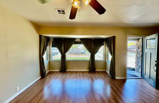 Large 3-Bedroom, 1-Bath Duplex photos photos