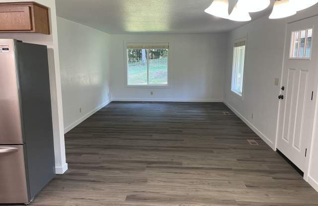 Yoncalla newly remodeled 3 bedroom 1 bath with garage Gallery 1