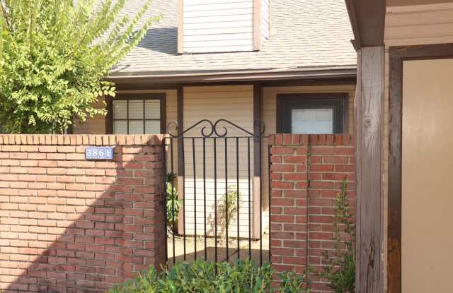 Townhome with covered parking - 386 Windermere Boulevard, Alexandria, LA 71303