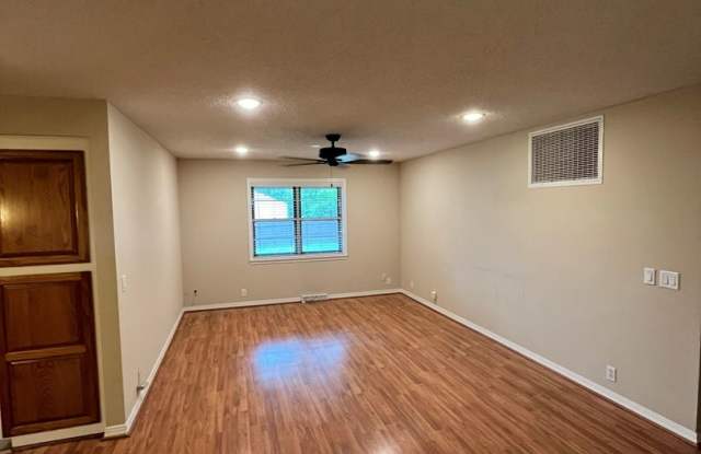 3 bedroom 2 bath home in Rogers / fenced back yard / 2 car garage photos photos
