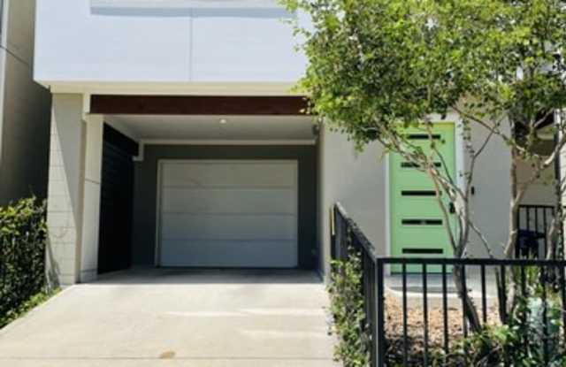 221 W LAUREL Gallery 2