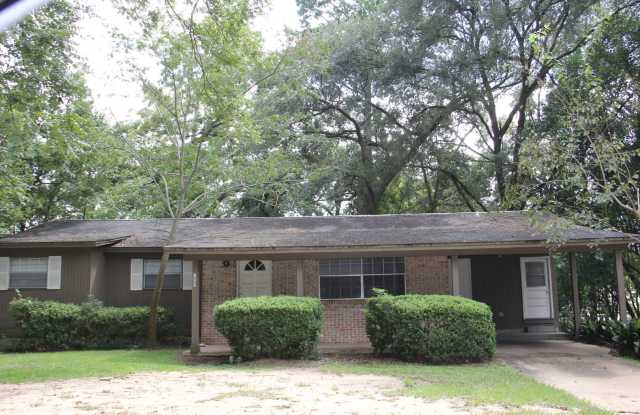 4 Bedroom House with Huge Yard photos photos