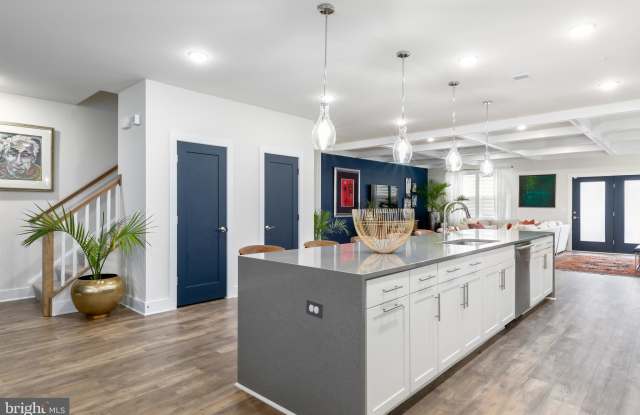 44810 TIVERTON SQUARE Gallery 4