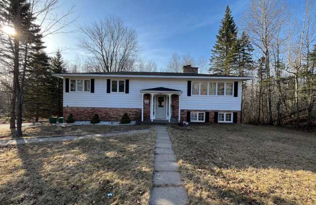 Lakeside 5 Bedroom 3 Bath Home Available This June!! photos photos