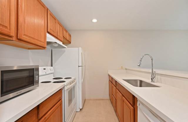 Sophistication and Comfort in this 1-bedroom, 1-bathroom Condo - 5844 Northeast 75th Street, Seattle, WA 98115