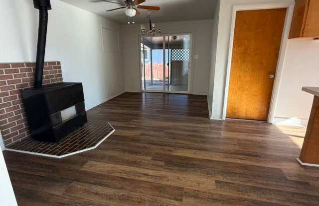 Newly Renovated 3 Bedroom, 2 Bathroom Home - Located near Sky Lakes and Oregon Tech! Gallery 4