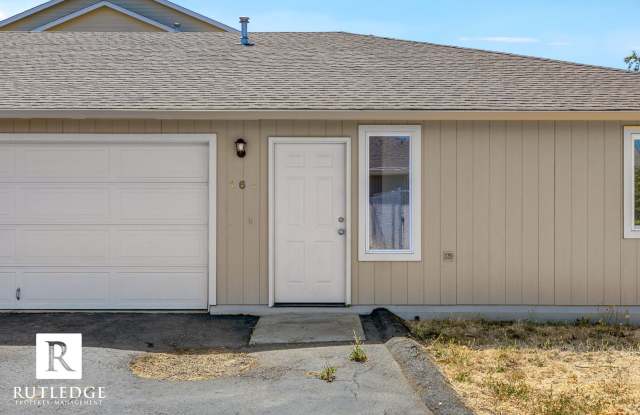 Central Point Duplex / Fenced Backyard / Off Street with 2 Car Garage Gallery 1
