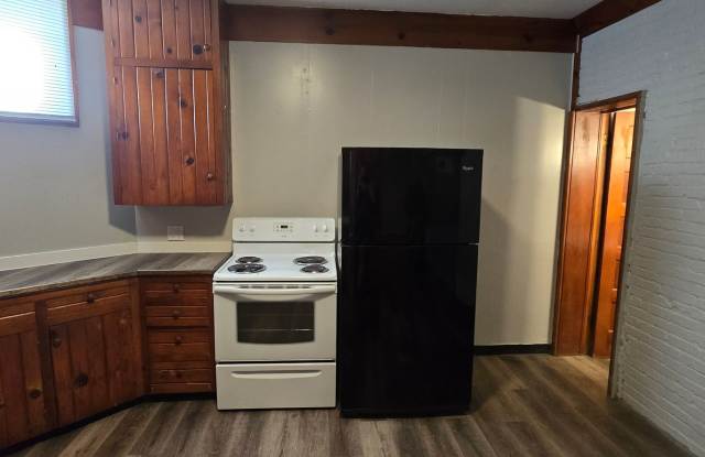 Large 1 bedroom remodeled apartment, washer/dryer hookups Gallery 1