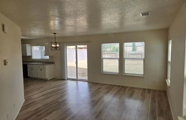 Charming, Southwest two story three bedroom! Gallery 4