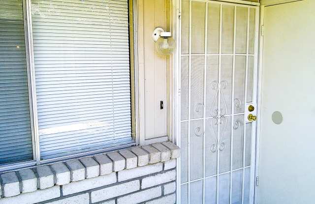 Adorable Single Level Eastside Duplex With Evaporative Air Located In Quiet Neighborhood Gallery 1