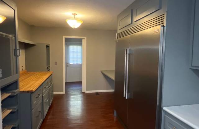 What a stunner, step into your new home - 2451 South Holland Avenue, Springfield, MO 65807