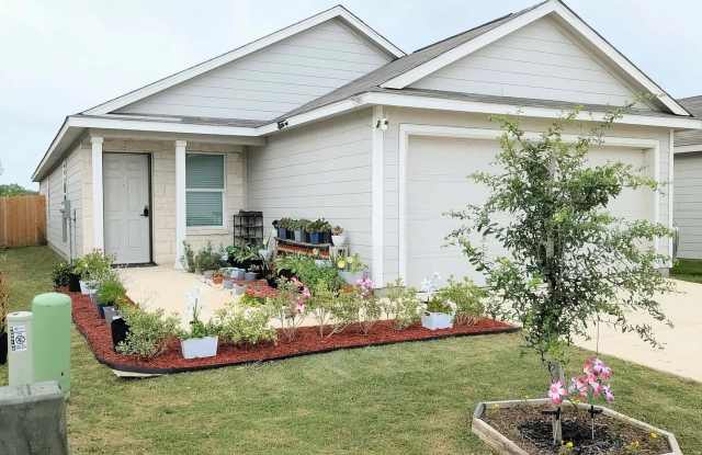 Room in 4 Bedroom Home in Von Ormy Gallery 1