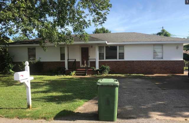 4 Bedroom 2 Bathroom House - Muscle Shoals, AL - 104 West Colorado Avenue, Muscle Shoals, AL 35661