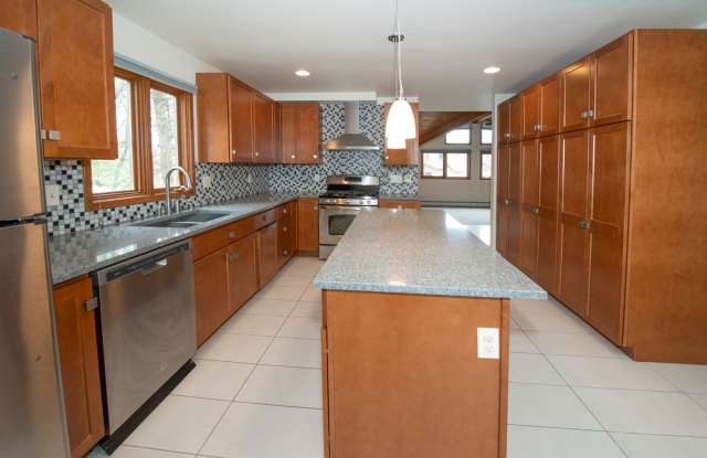 DeLong Lake Condo Gallery 4