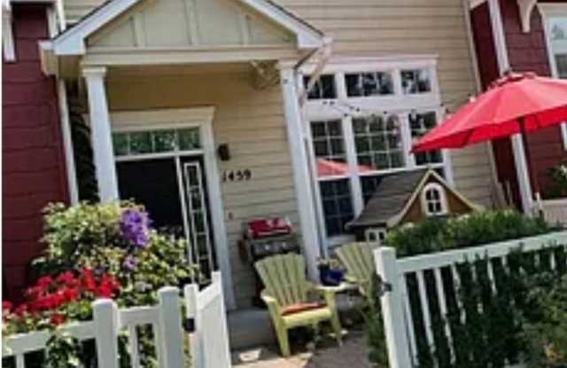 Charming 2BR Townhome in Castle Rock Gallery 1