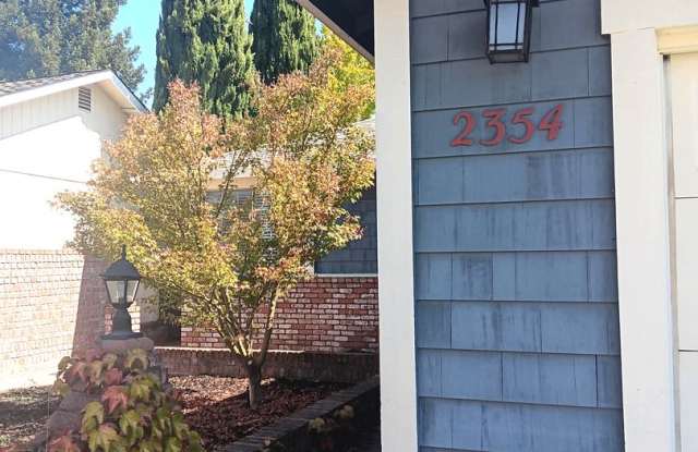 3 Bed 2 Bath Single Family Home with Solar in North West Santa Rosa! New flooring and Paint! Gallery 4