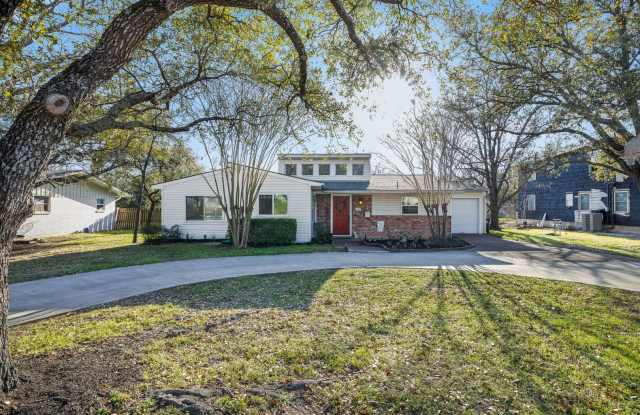 Charming 3/1 House on Huge Lot in College Woodland Hills CS! Immediate Move In! photos photos