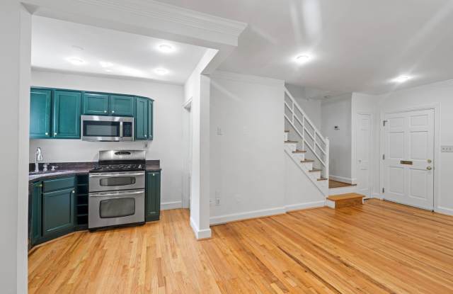 Charming Three-Story 2BR, 2BA Renovated Home Near Braddock Metro Gallery 4