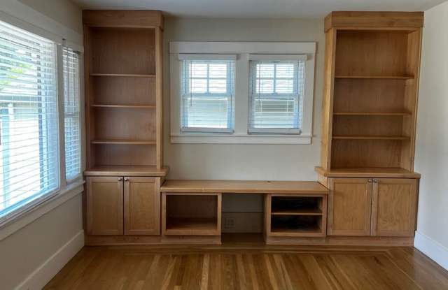** MOVE IN SPECIAL $500 OFF THE FIRST MONTH'S RENT! 2 Bedroom / 1 Bathroom Single Family Home – Prime Downtown Santa Rosa Location Gallery 3