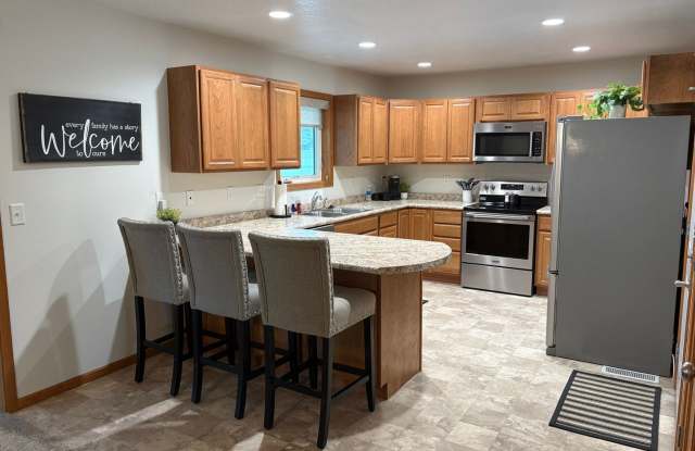 Charming 2BR House in Elk Point Gallery 1