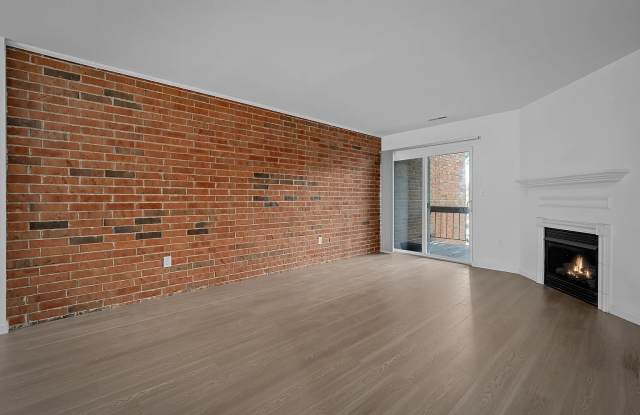 1946 Greenpoint Drive Gallery 3