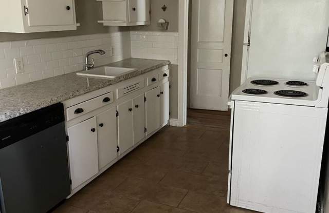 2 bedroom 1 bath (duplex) in Midtown near Peabody and Cooper Gallery 3