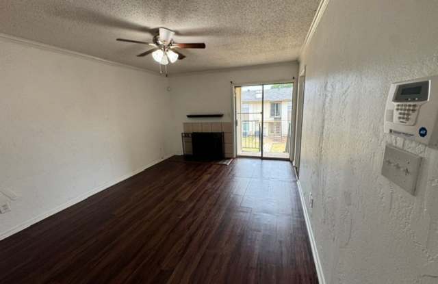 3 bed upstairs condo in Norman, community pool and plenty of parking! Gallery 3
