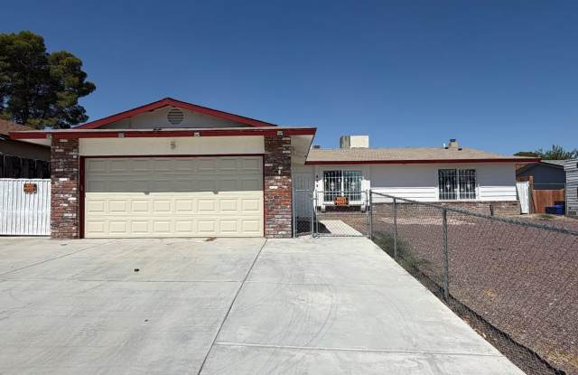 4 Bedroom 2 Bathroom House with 2 Car Garage Located in Fashion Square Near Schools and Shopping photos photos 4 Bedroom 2 Bathroom House with 2 Car Garage Located in Fashion Square Near Schools and Shopping photos photos