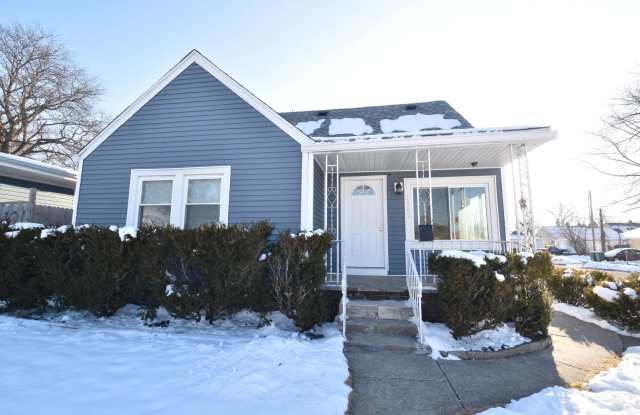 Mishawaka Northside 3 bedroom 1 1/2 story home with 2 bathrooms photos photos