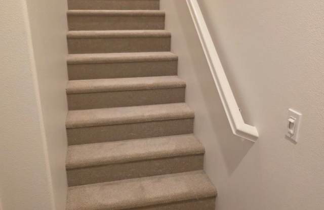 Gorgeous 3 Bedroom Townhome with New Flooring and Paint! Gallery 4