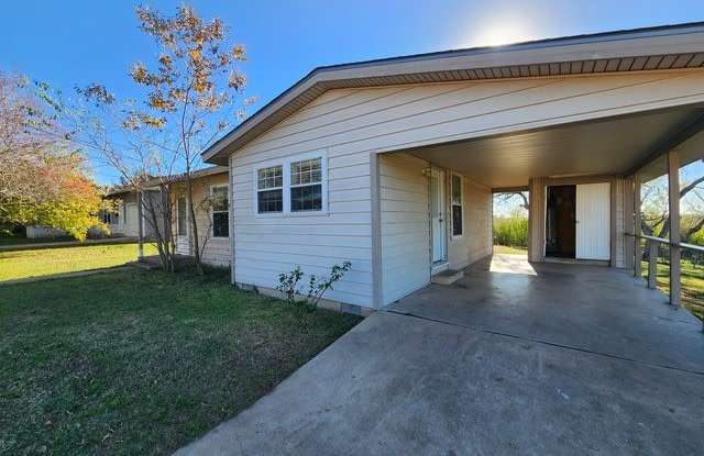 1311 S 4th St - 1311 South 4th Street, Floresville, TX 78114