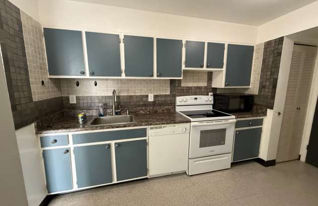 Linden Street Apartment GREAT Location ,includes everything but electric photos photos