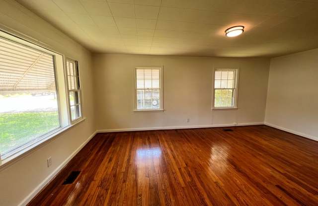 Now available! 2bedroom 1 bathroom with garage Gallery 4