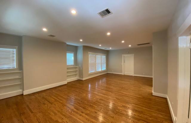 Elegant 3/1 Bungalow across the street from The Menil Gallery! Gallery 2