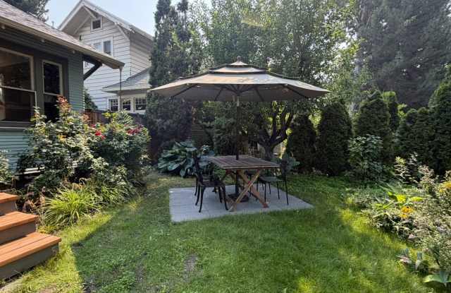 Cozy 2 bed 1 bath home in the beautiful downtown Boise just off 15h and Franklin. Gallery 4