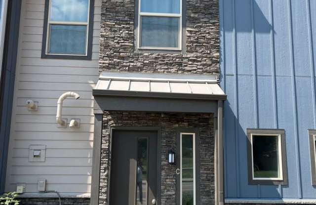 2 Bed/2.5 Bath, 1,300 Sqft - 1025 S Gilbert St #C Castle Rock, CO 80104 photos photos
