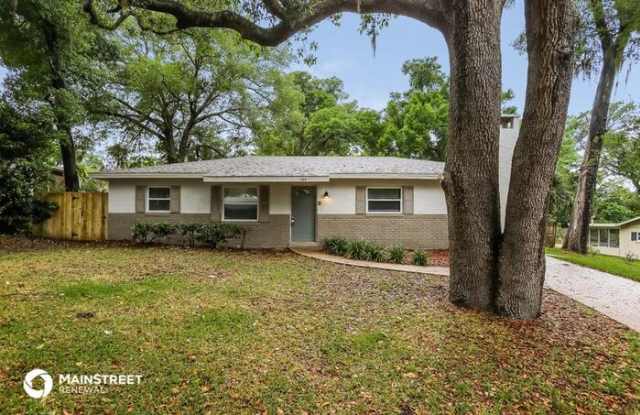 189 North Lake Franklin Drive - 189 North Lake Franklin Drive, Mount Dora, FL 32757