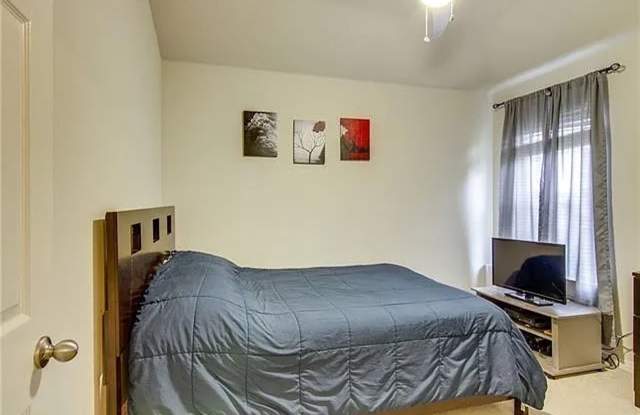 Room in 4 Bedroom Home at Red Bud Ridge Ln Gallery 3