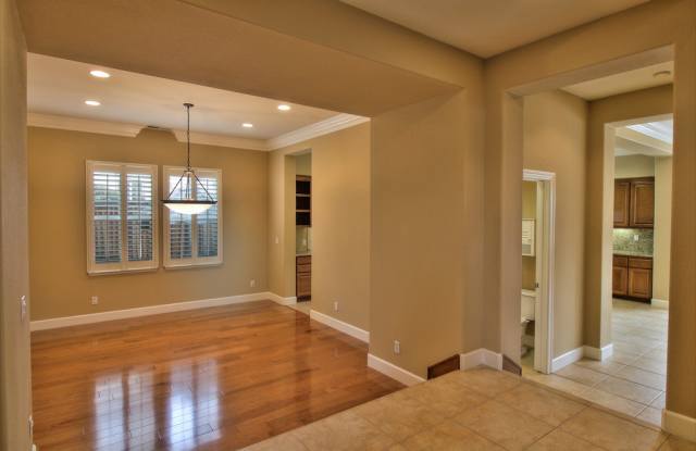 Beautifully Maintained Home in Desirable Windermere Community with Solar Power Gallery 3