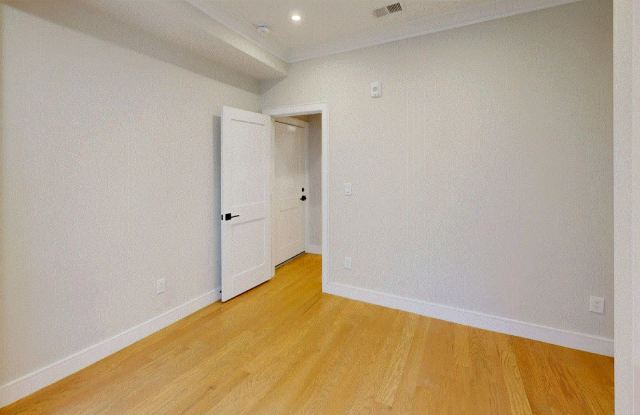 Charming 3 Bedroom-No Broker Fee Gallery 4