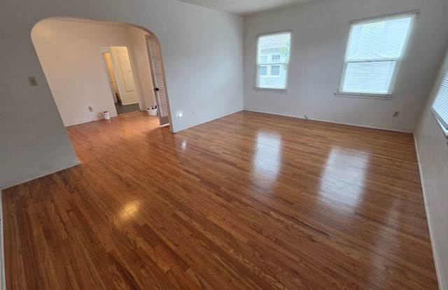 Charming 2-Bedroom Home with Hardwood Floors & Fenced Yard Gallery 3
