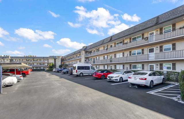 ** COUNTRY CLUB MANOR ** 2 BED / 2 BATH - CONDO - 55+ COMMUNITY - REMODELED - ANNUAL RENTAL photos photos