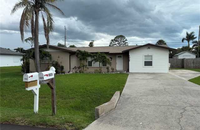 1025 FALCON ROAD photos photos