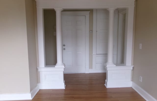 182 Oak Street Gallery 4