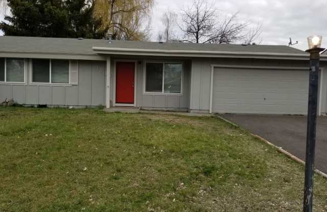 Large 3 Bedroom 2 bath house with garage and fenced yard photos photos