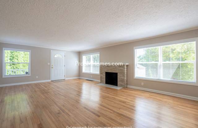 Updated Three Bedroom Home in Milwaukie - Large Fenced Yard! DEPOSIT SPECIAL photos photos